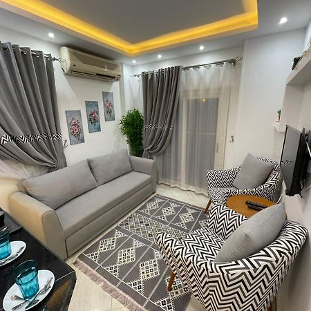 شقة في قلب القاهرة الجديدة تطل على شارع التسعين الشمالي Екстериор снимка